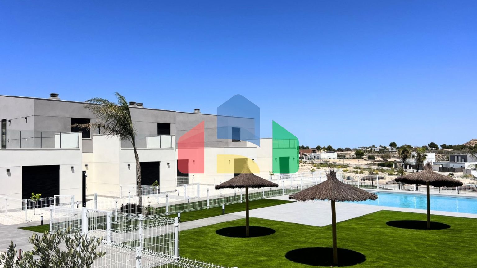 НОВЫЕ ТАУНХАУСЫ В ГОЛЬФ-КУРОРТЕ АЛЬТAНА, МУРСИЯ