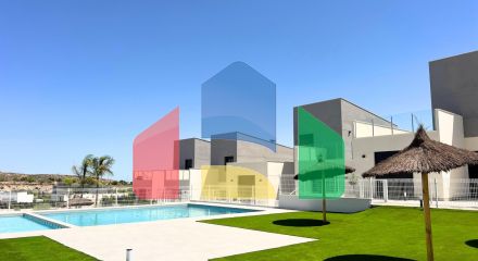 НОВЫЕ ТАУНХАУСЫ В ГОЛЬФ-КУРОРТЕ АЛЬТAНА, МУРСИЯ