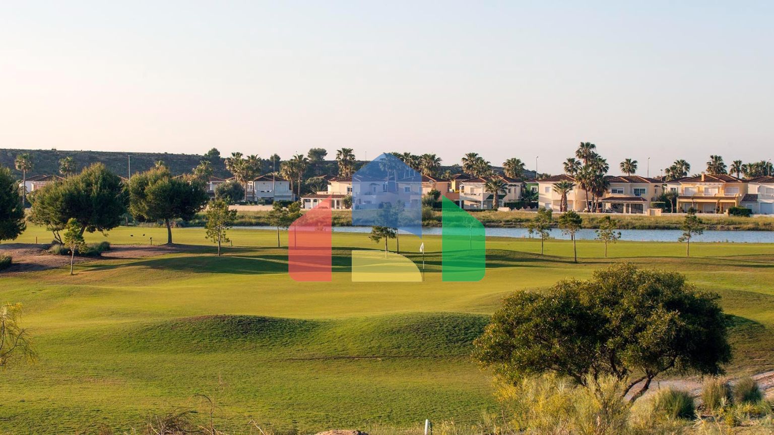 НОВЫЕ ТАУНХАУСЫ В ГОЛЬФ-КУРОРТЕ АЛЬТAНА, МУРСИЯ