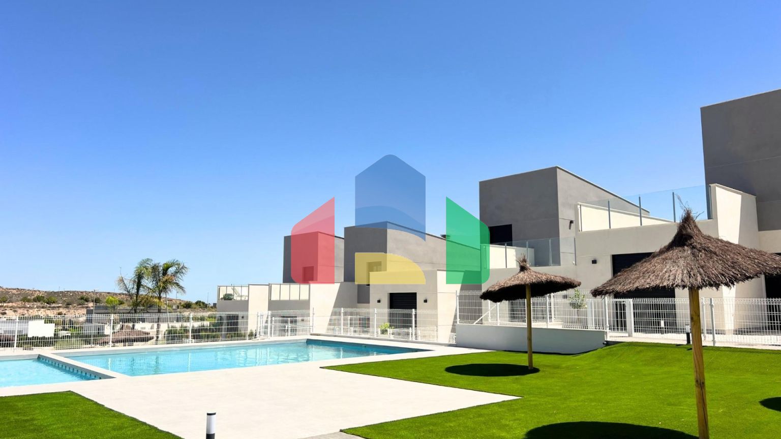 НОВЫЕ ТАУНХАУСЫ В ГОЛЬФ-КУРОРТЕ АЛЬТAНА, МУРСИЯ