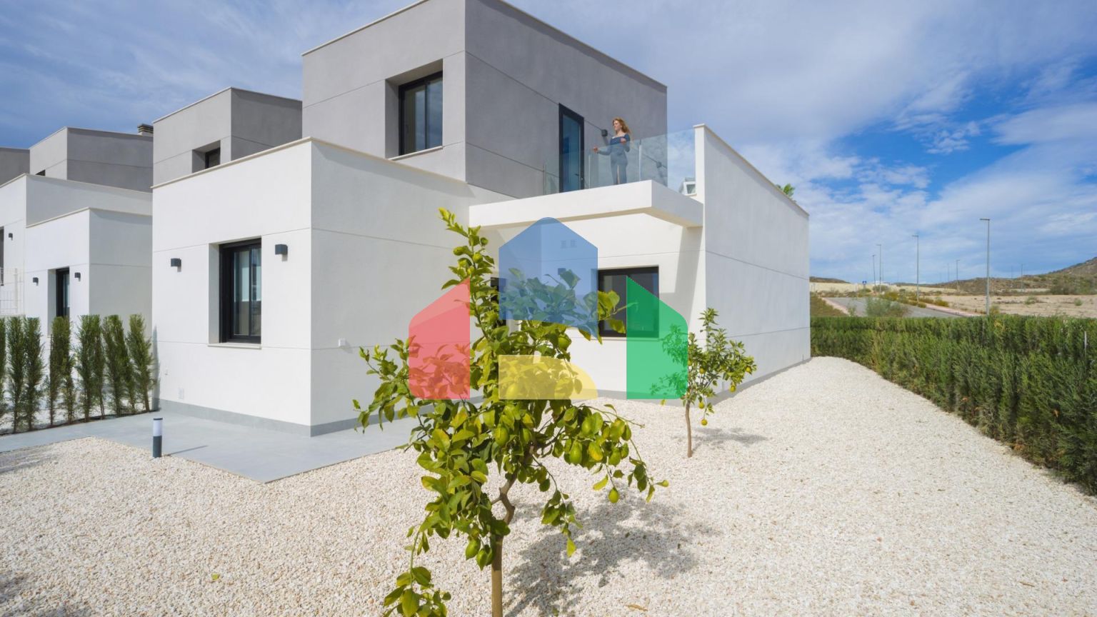 НОВЫЕ ТАУНХАУСЫ В ГОЛЬФ-КУРОРТЕ АЛЬТAНА, МУРСИЯ