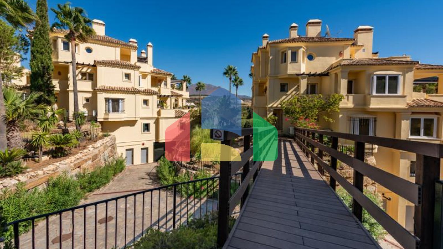 Стильная квартира с видом на горы и сад в Касарес-Плайя