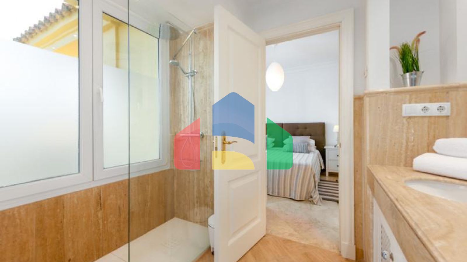 Стильная квартира с видом на горы и сад в Касарес-Плайя