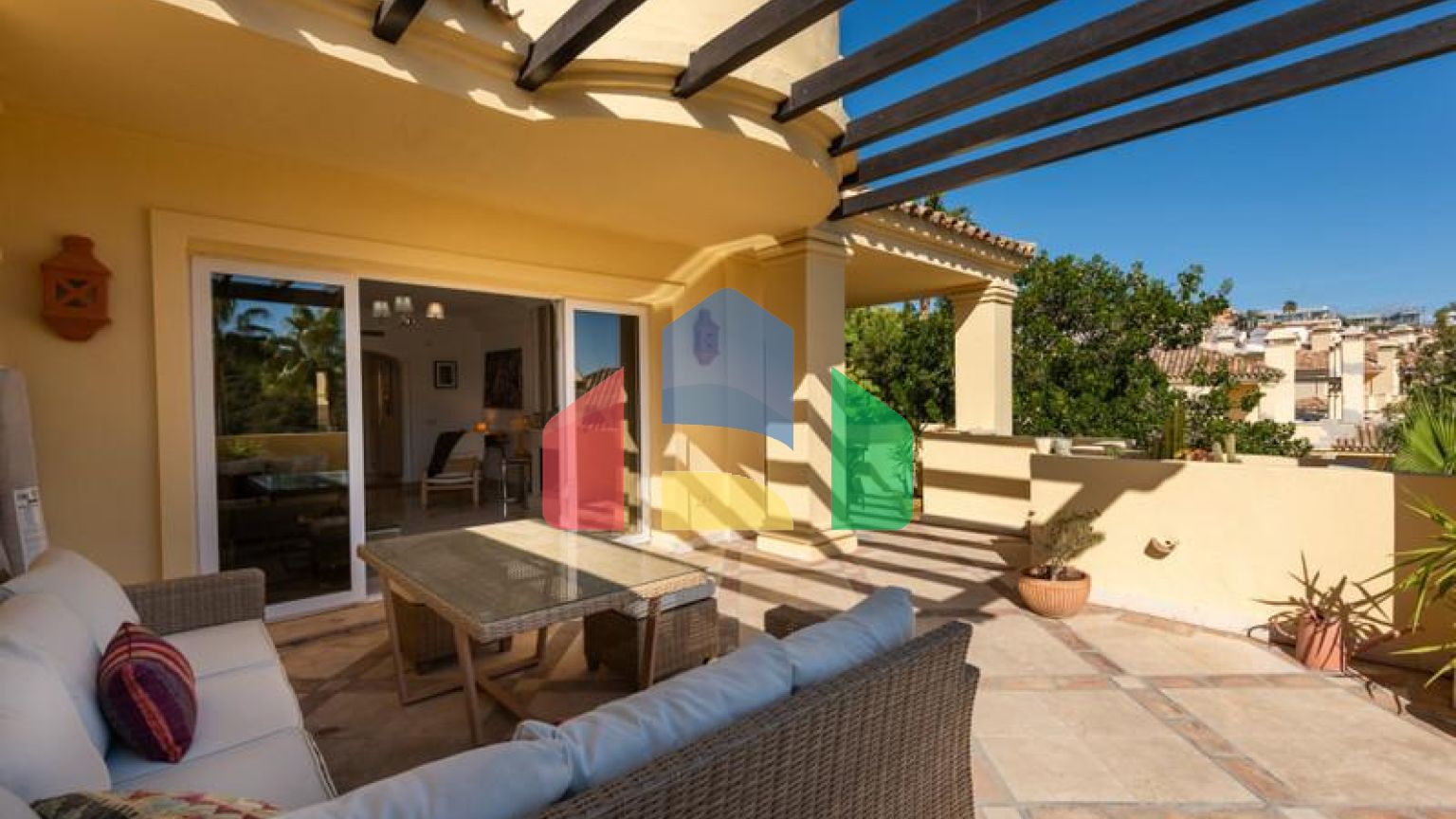 Стильная квартира с видом на горы и сад в Касарес-Плайя