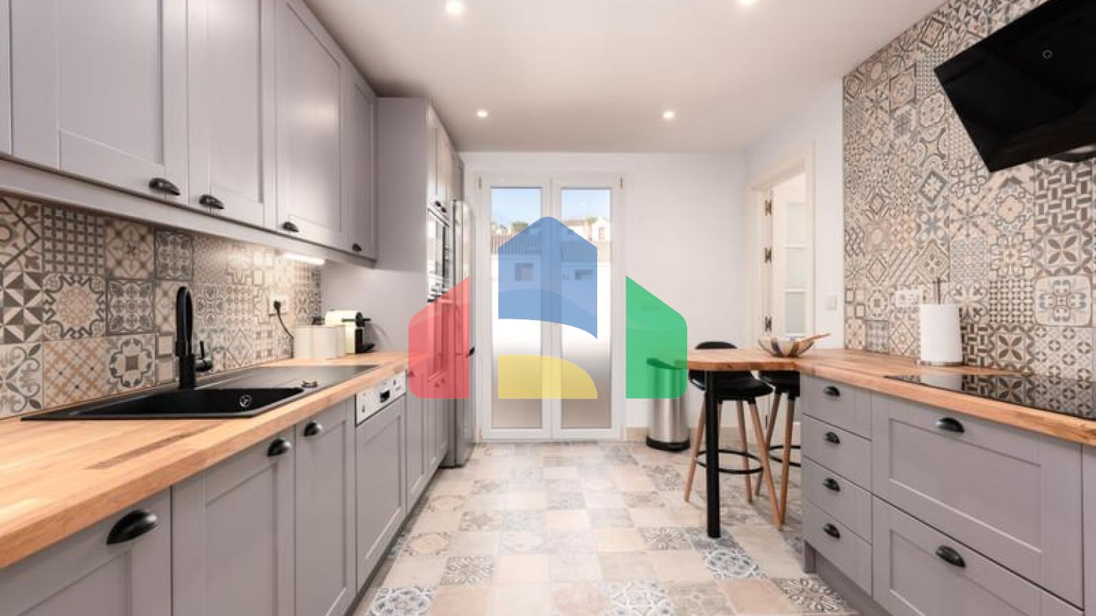 Стильная квартира с видом на горы и сад в Касарес-Плайя