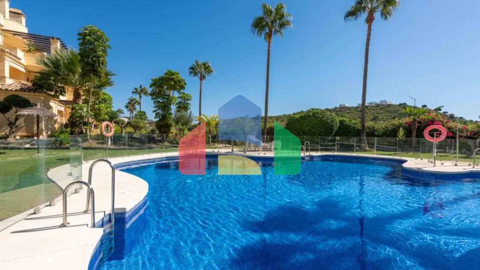 Стильная квартира с видом на горы и сад в Касарес-Плайя