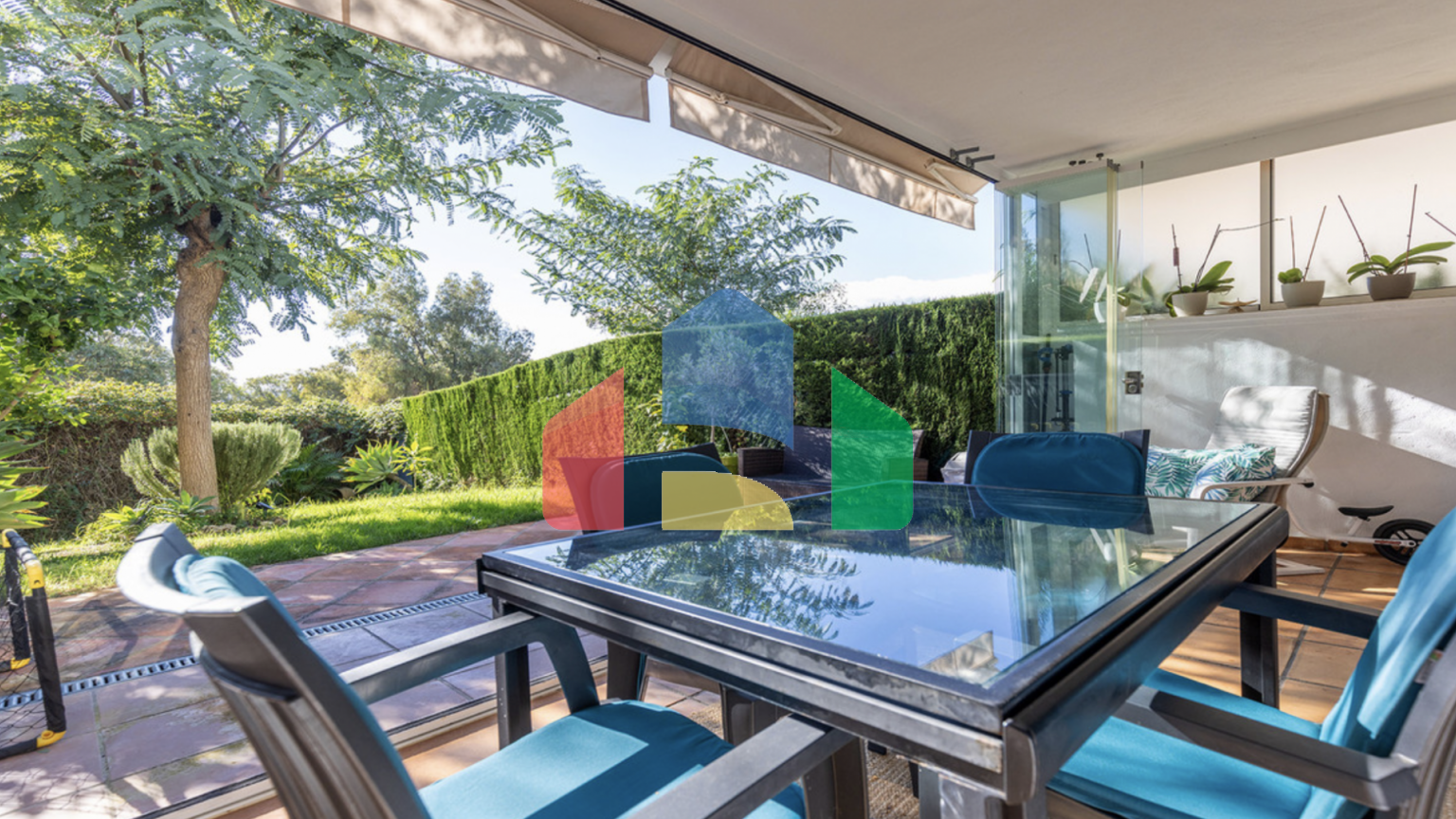 Красиво меблированный апартамент с 2 спальнями и 2 ванными комнатами на первом этаж в Эстепоне