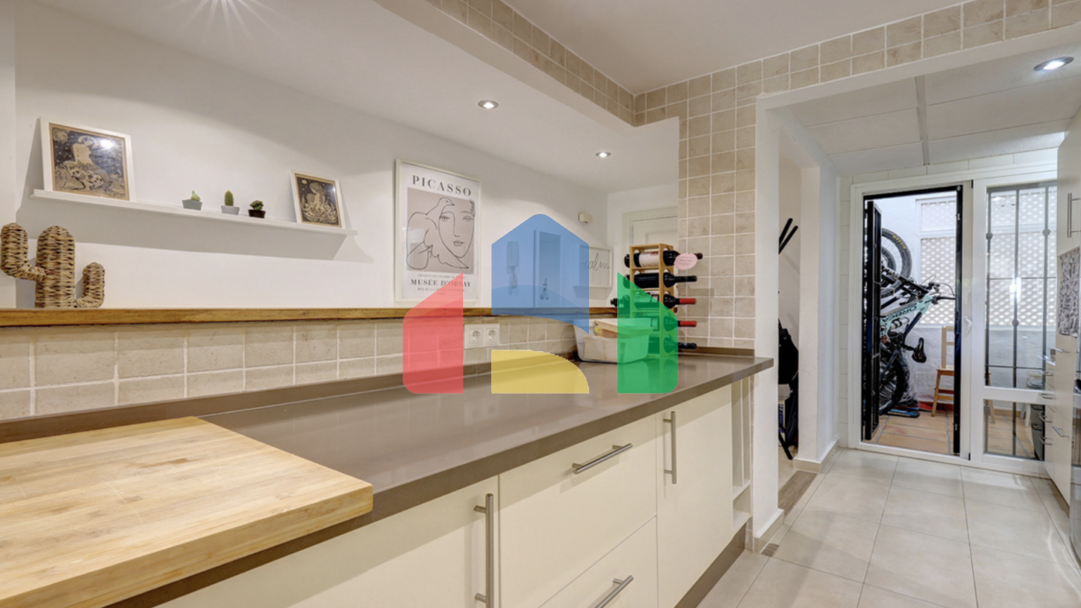 Красиво меблированный апартамент с 2 спальнями и 2 ванными комнатами на первом этаж в Эстепоне