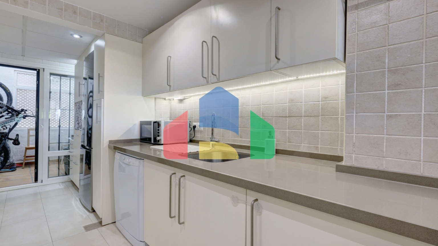 Красиво меблированный апартамент с 2 спальнями и 2 ванными комнатами на первом этаж в Эстепоне