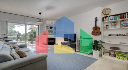 Красиво меблированный апартамент с 2 спальнями и 2 ванными комнатами на первом этаж в Эстепоне