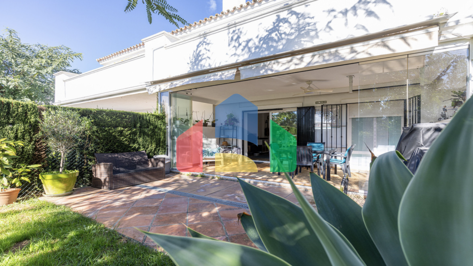 Красиво меблированный апартамент с 2 спальнями и 2 ванными комнатами на первом этаж в Эстепоне