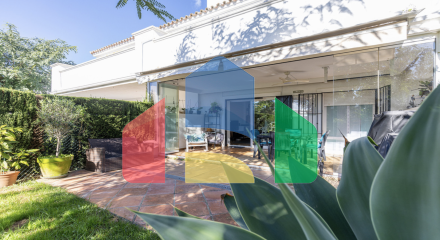 Красиво меблированный апартамент с 2 спальнями и 2 ванными комнатами на первом этаж в Эстепоне