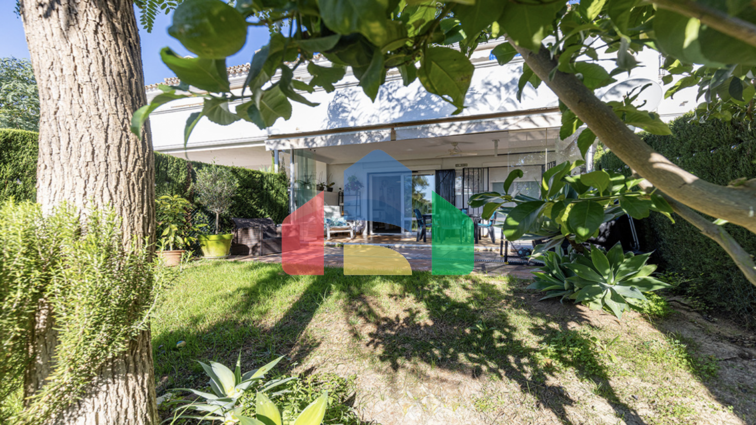 Красиво меблированный апартамент с 2 спальнями и 2 ванными комнатами на первом этаж в Эстепоне