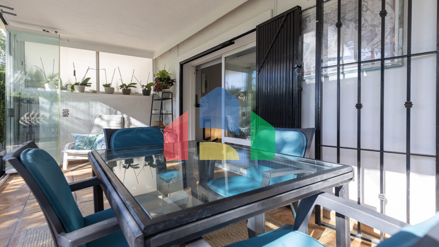 Красиво меблированный апартамент с 2 спальнями и 2 ванными комнатами на первом этаж в Эстепоне