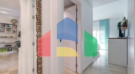 Красиво меблированный апартамент с 2 спальнями и 2 ванными комнатами на первом этаж в Эстепоне