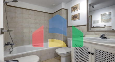 Красиво меблированный апартамент с 2 спальнями и 2 ванными комнатами на первом этаж в Эстепоне