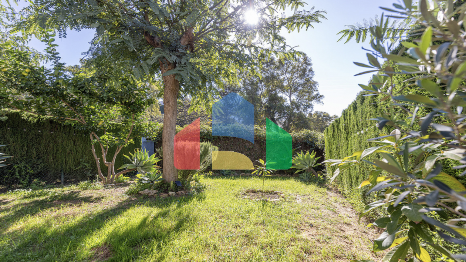 Красиво меблированный апартамент с 2 спальнями и 2 ванными комнатами на первом этаж в Эстепоне