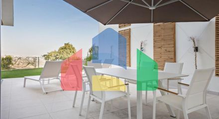 Фантастический двухквартирный дом с частным садом и невероятным панорамным видом на море!