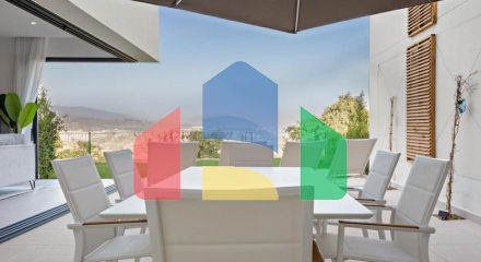 Фантастический двухквартирный дом с частным садом и невероятным панорамным видом на море!