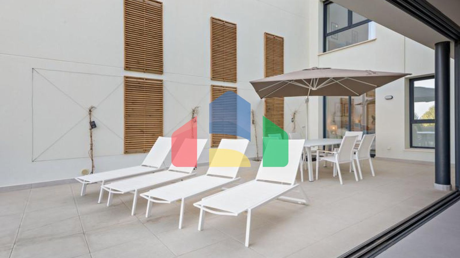 Фантастический двухквартирный дом с частным садом и невероятным панорамным видом на море!