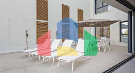 Фантастический двухквартирный дом с частным садом и невероятным панорамным видом на море!