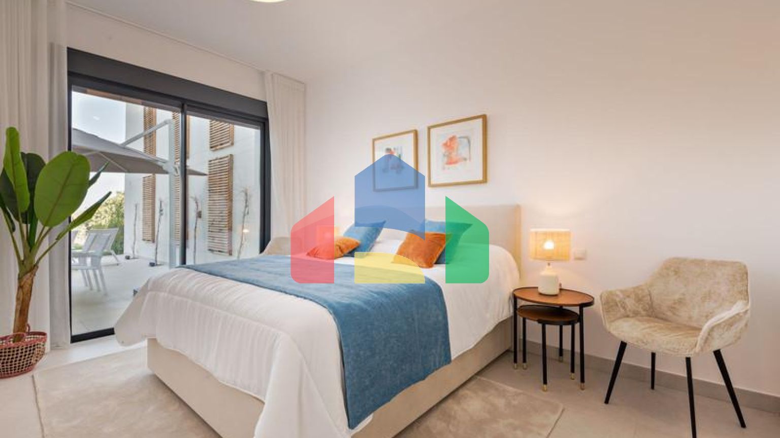 Фантастический двухквартирный дом с частным садом и невероятным панорамным видом на море!