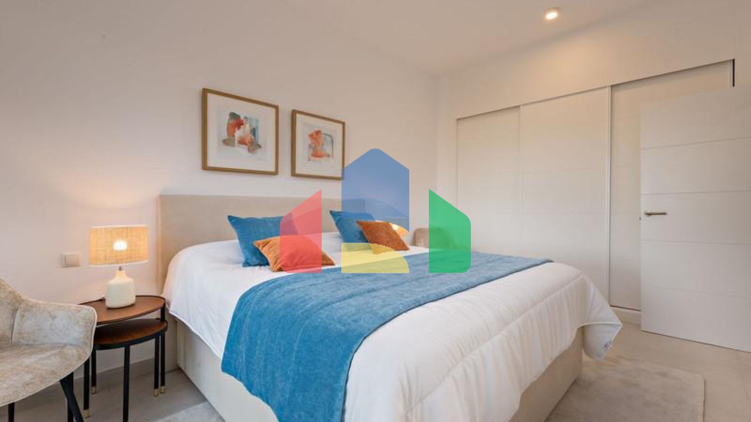 Фантастический двухквартирный дом с частным садом и невероятным панорамным видом на море!