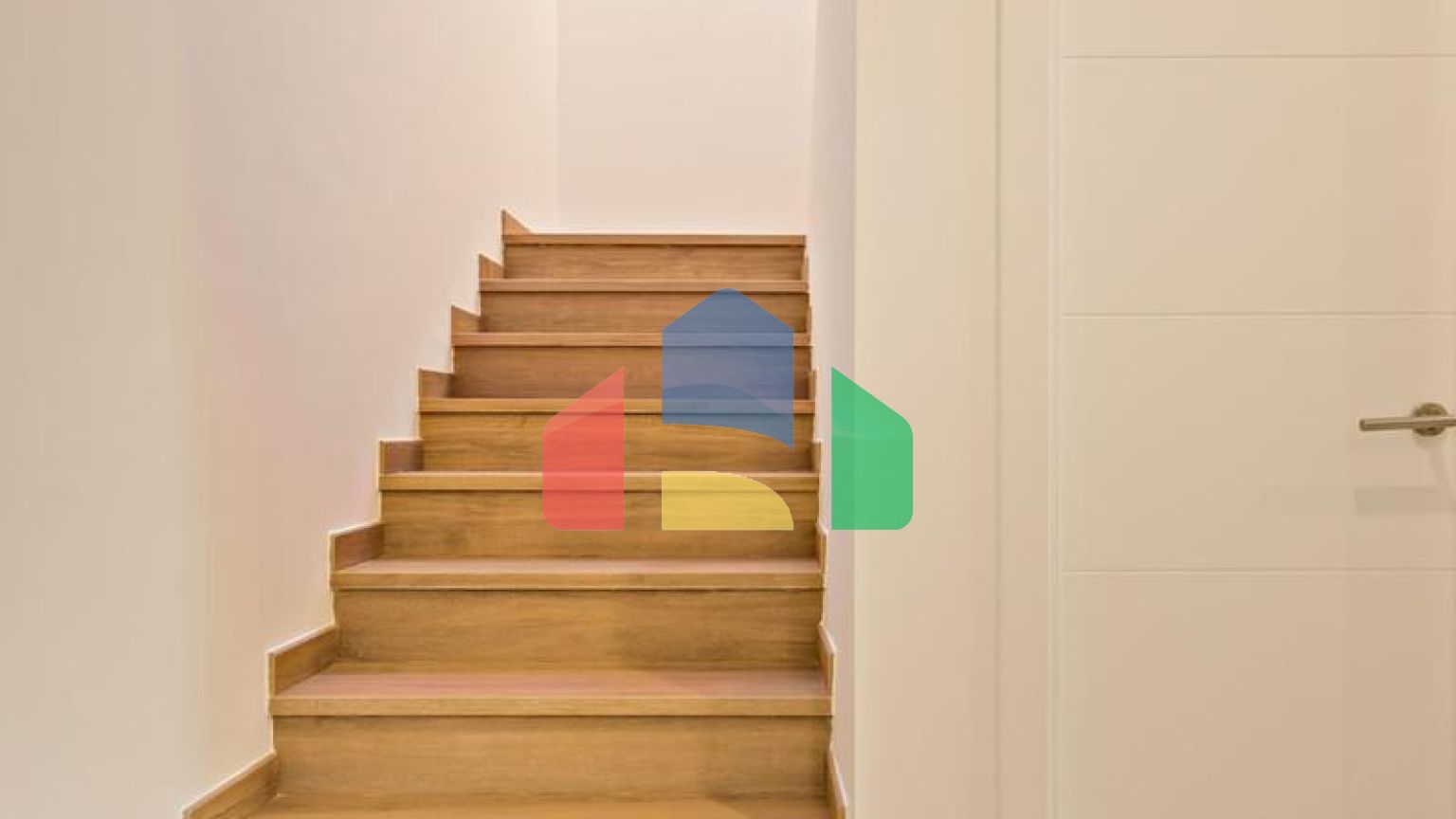 Фантастический двухквартирный дом с частным садом и невероятным панорамным видом на море!