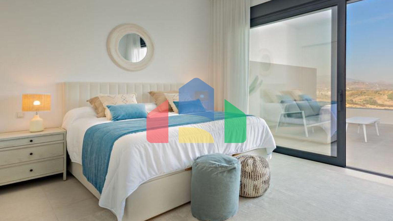 Фантастический двухквартирный дом с частным садом и невероятным панорамным видом на море!