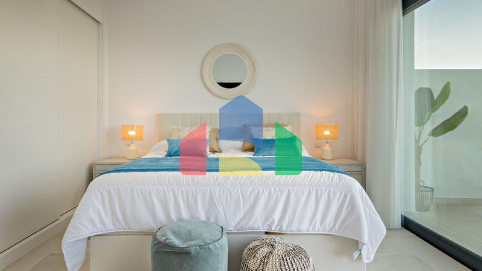 Фантастический двухквартирный дом с частным садом и невероятным панорамным видом на море!