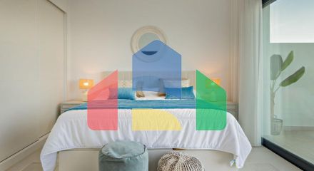 Фантастический двухквартирный дом с частным садом и невероятным панорамным видом на море!