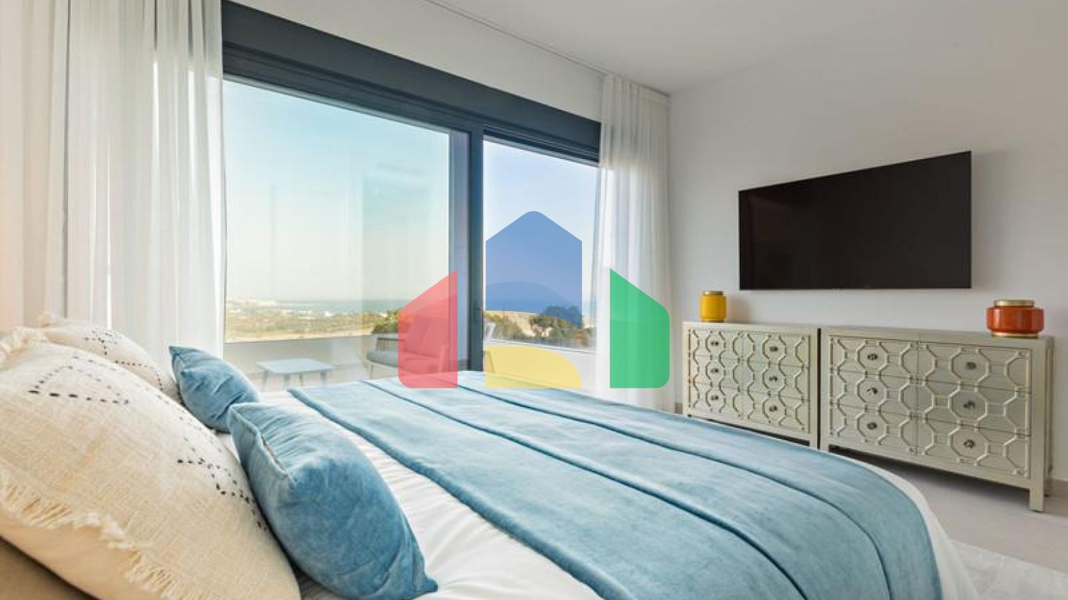 Фантастический двухквартирный дом с частным садом и невероятным панорамным видом на море!