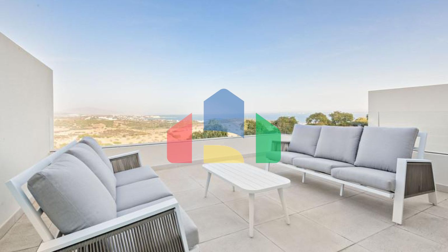 Фантастический двухквартирный дом с частным садом и невероятным панорамным видом на море!