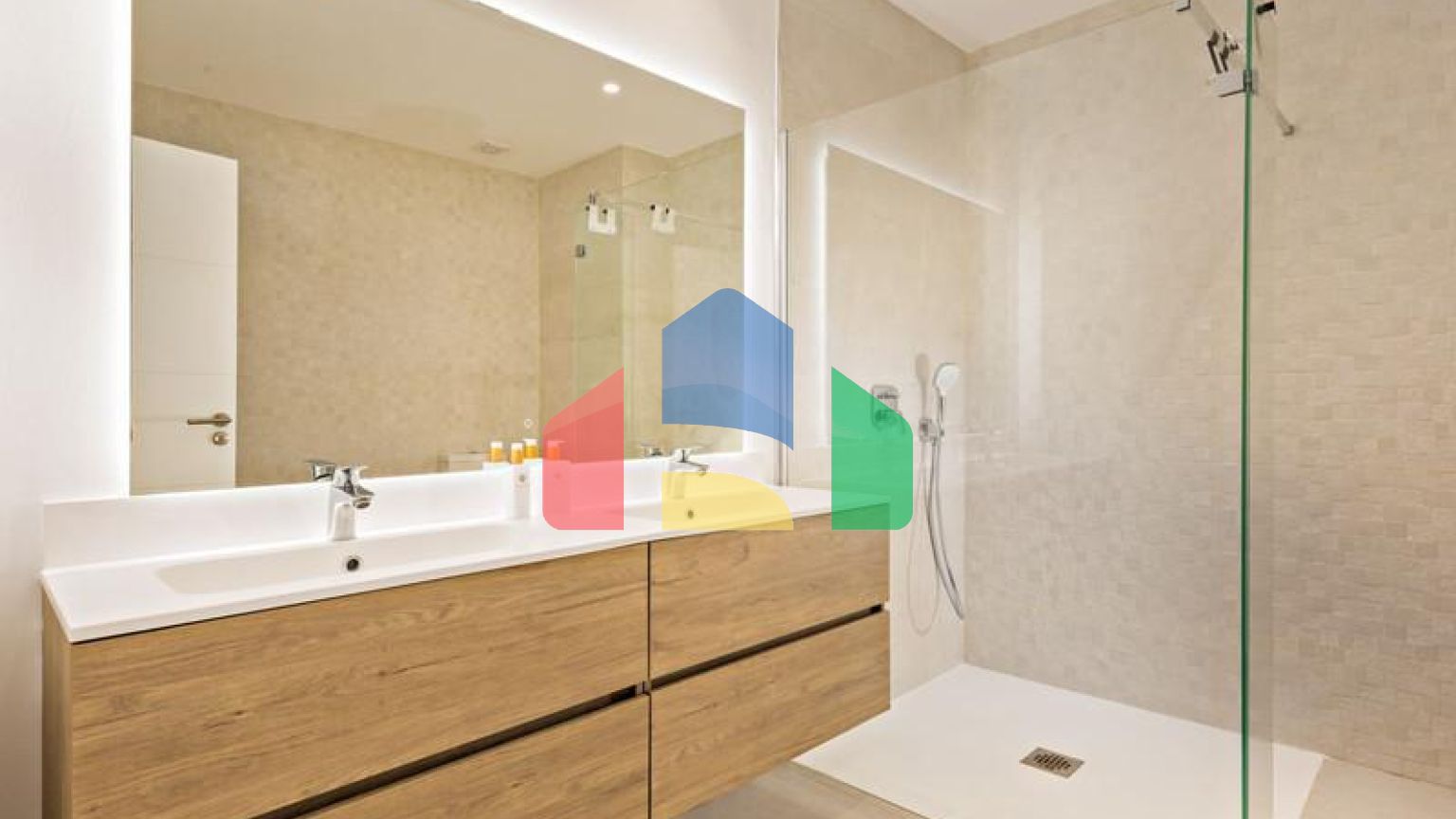 Фантастический двухквартирный дом с частным садом и невероятным панорамным видом на море!