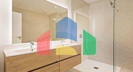 Фантастический двухквартирный дом с частным садом и невероятным панорамным видом на море!