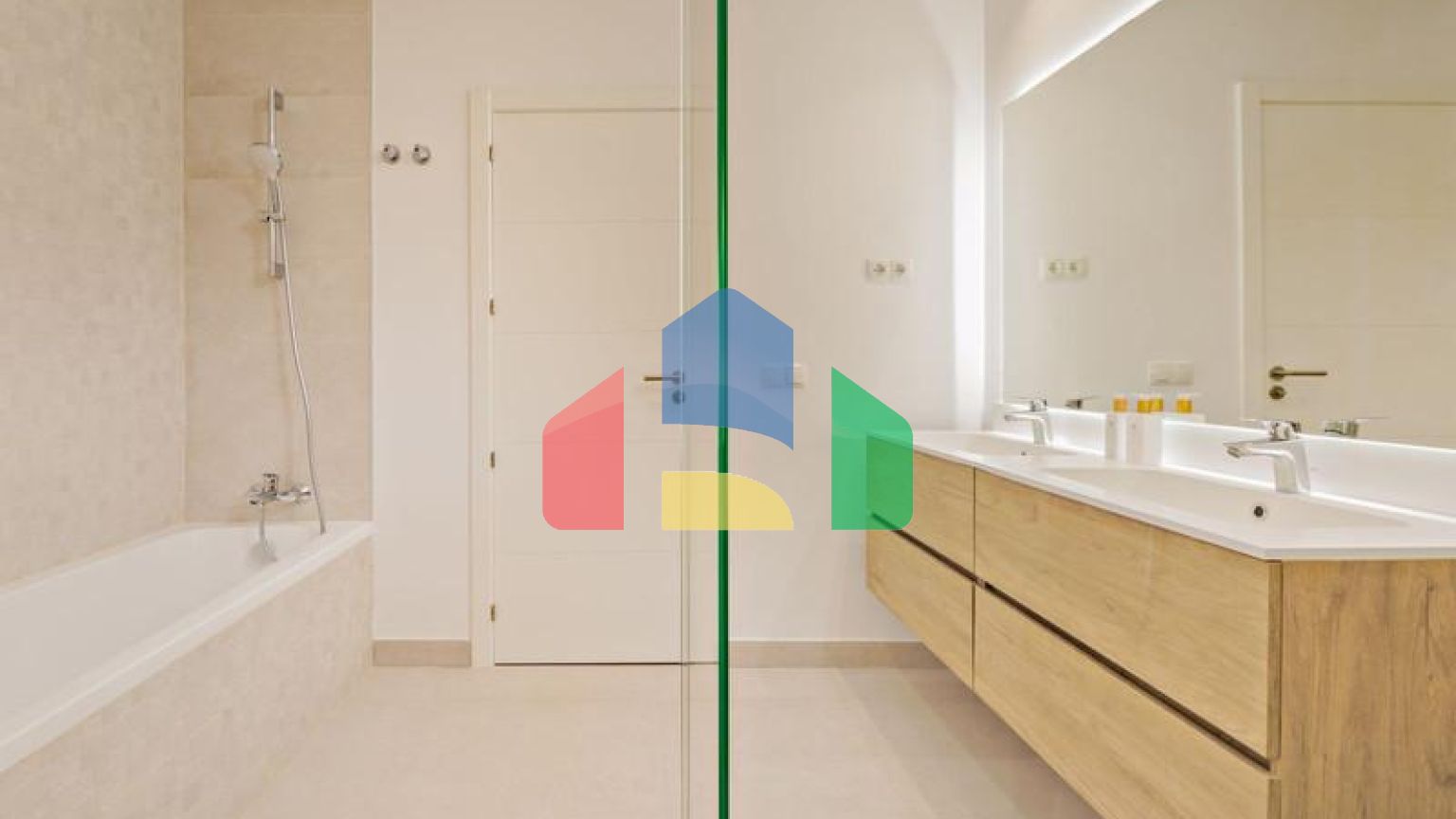 Фантастический двухквартирный дом с частным садом и невероятным панорамным видом на море!