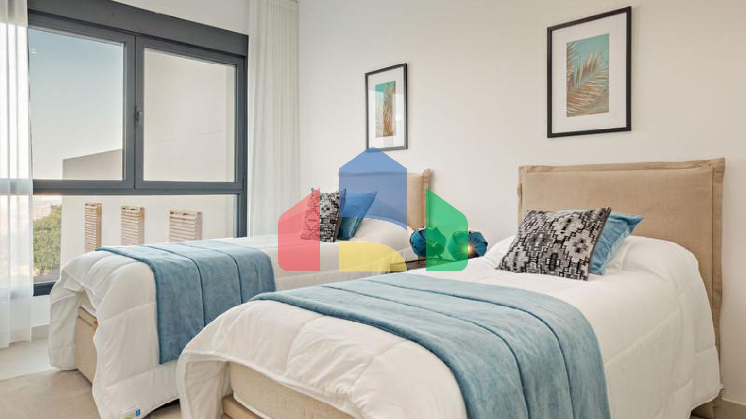 Фантастический двухквартирный дом с частным садом и невероятным панорамным видом на море!