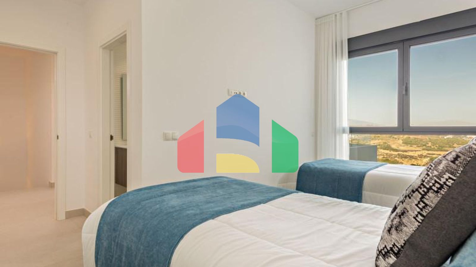 Фантастический двухквартирный дом с частным садом и невероятным панорамным видом на море!