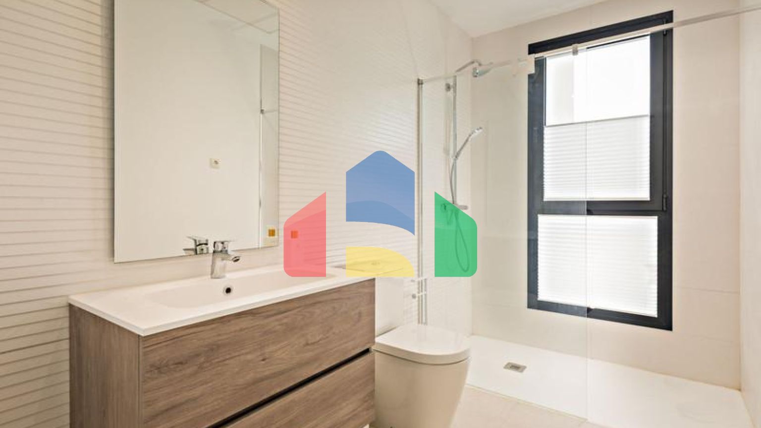 Фантастический двухквартирный дом с частным садом и невероятным панорамным видом на море!