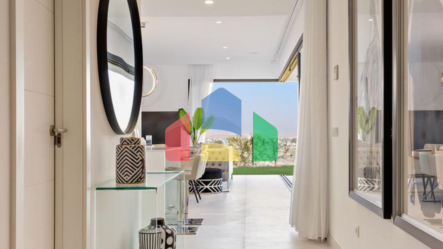 Фантастический двухквартирный дом с частным садом и невероятным панорамным видом на море!