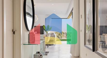 Фантастический двухквартирный дом с частным садом и невероятным панорамным видом на море!