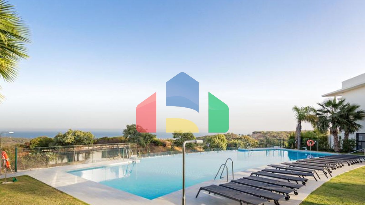 Фантастический двухквартирный дом с частным садом и невероятным панорамным видом на море!