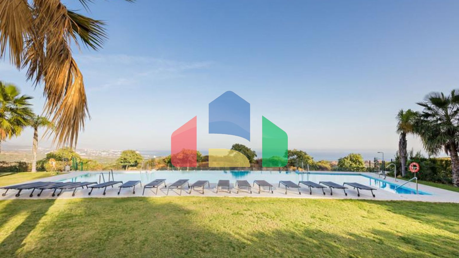 Фантастический двухквартирный дом с частным садом и невероятным панорамным видом на море!