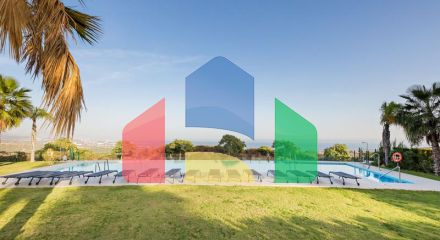 Фантастический двухквартирный дом с частным садом и невероятным панорамным видом на море!