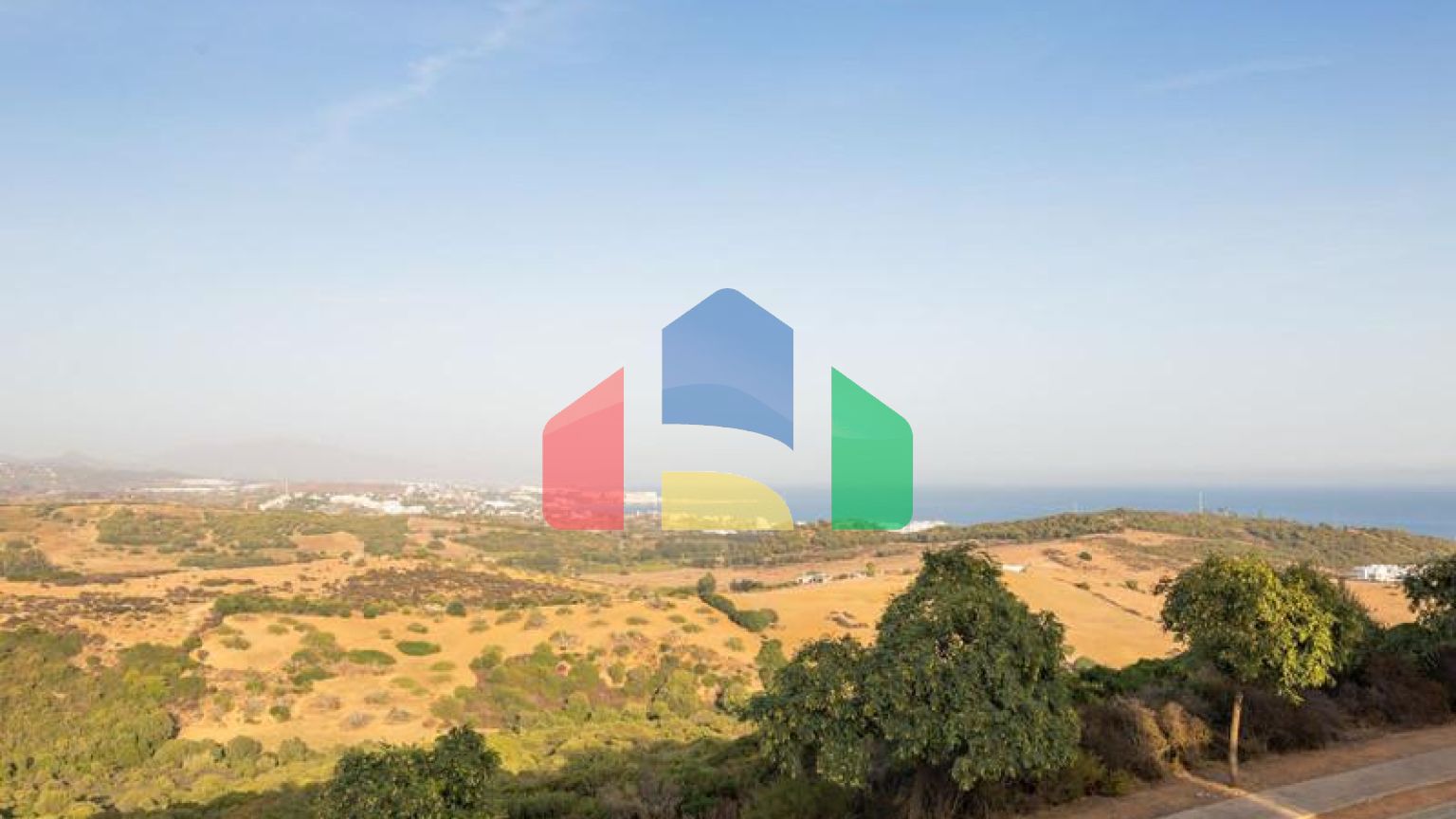 Фантастический двухквартирный дом с частным садом и невероятным панорамным видом на море!