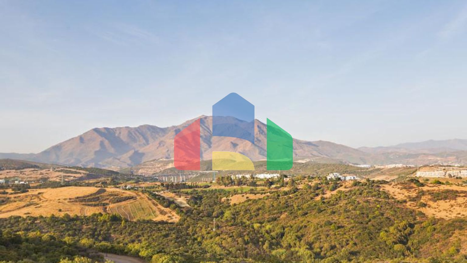 Фантастический двухквартирный дом с частным садом и невероятным панорамным видом на море!