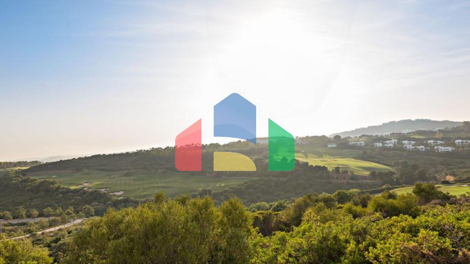 Фантастический двухквартирный дом с частным садом и невероятным панорамным видом на море!