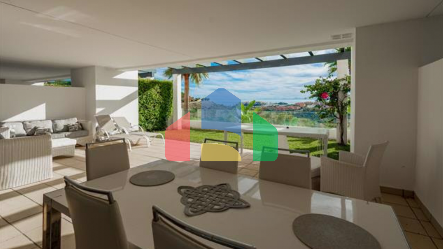 Потрясающая квартира с панорамным видом на море Потрясающая квартира с панорамным видом на море