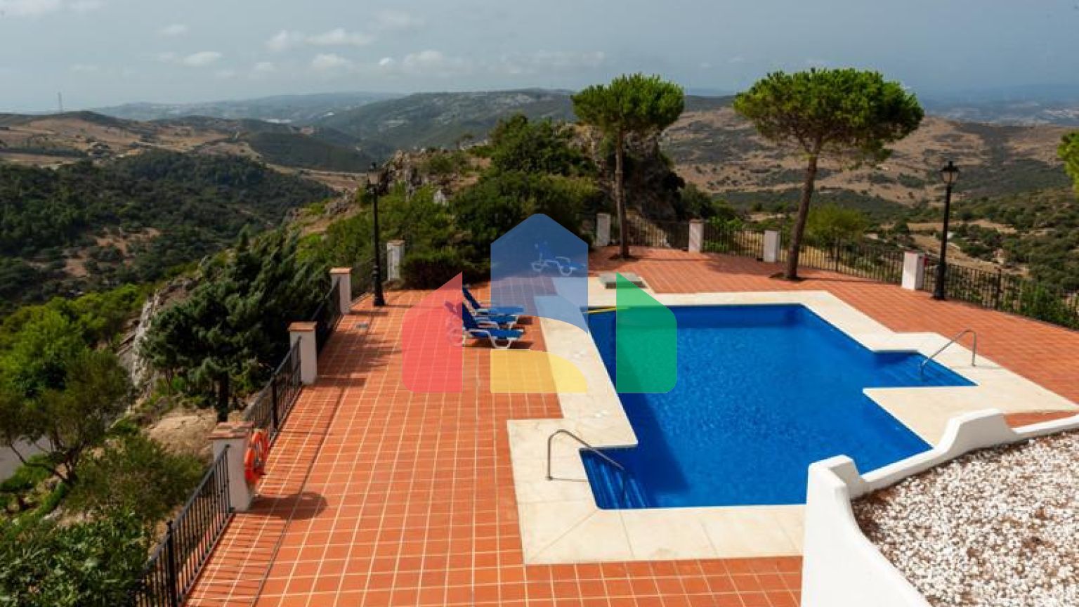 Очаровательный Таунхаус с Великолепными Видами в Касаресе