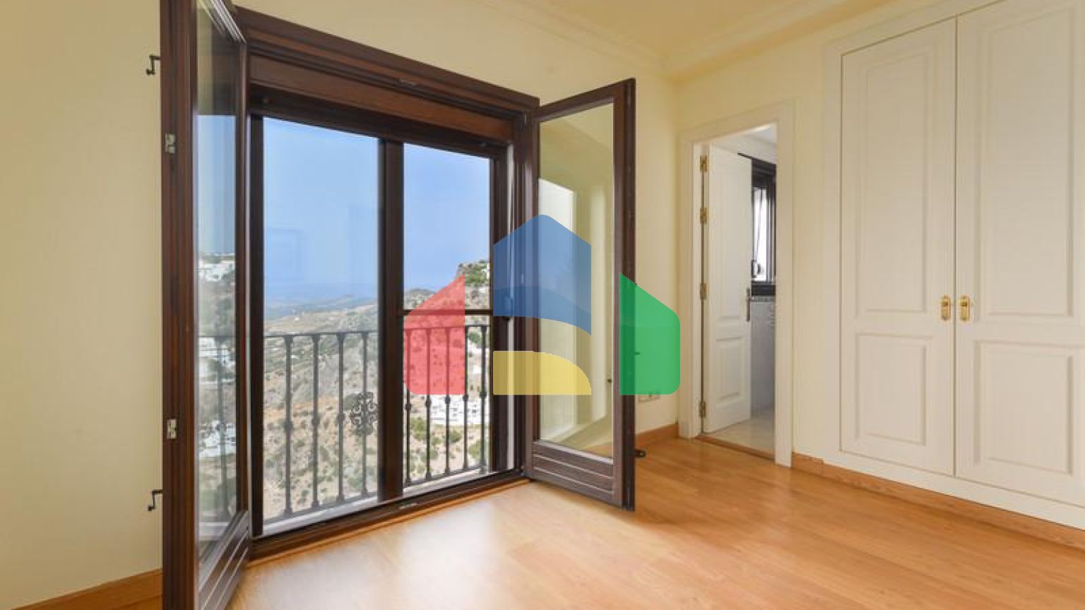 Очаровательный Таунхаус с Великолепными Видами в Касаресе